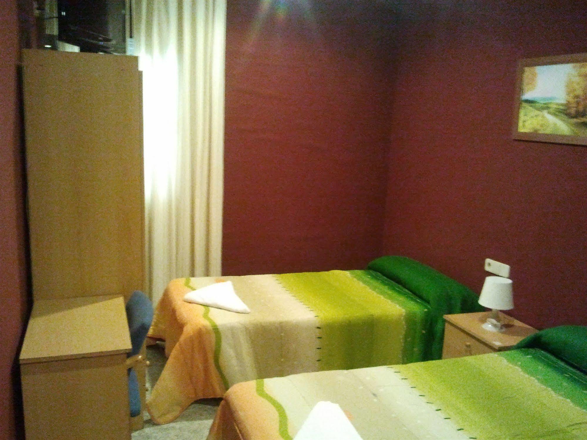 Hostal Emilio Barajas Madrid Bagian luar foto