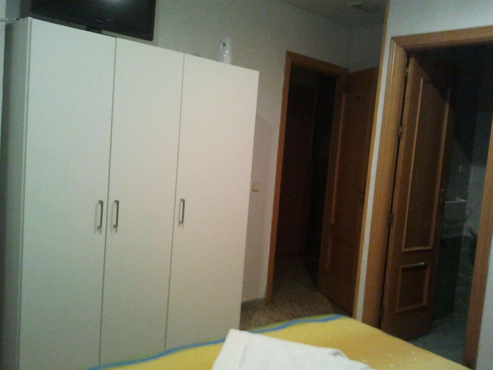 Hostal Emilio Barajas Madrid Bagian luar foto